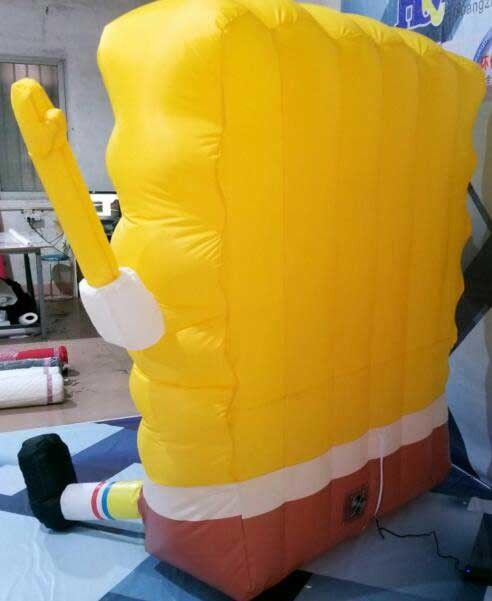 공기 송풍기와 수리용 연장통을 가진 Inflatables를 광고하는 SpongBob